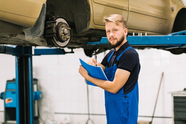 Zasady bezpiecznej pracy z narzędziami pneumatycznymi w serwisie samochodowym