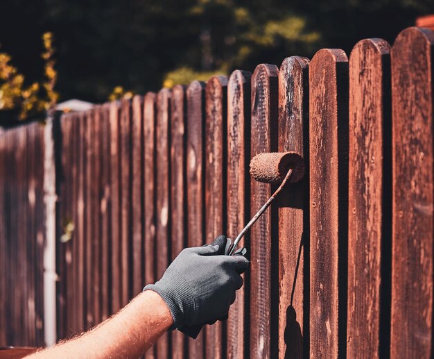 Jak nowoczesne techniki lakierowania wpływają na trwałość paneli ogrodzeniowych?